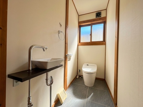 窓付きのトイレと手洗いスペース
