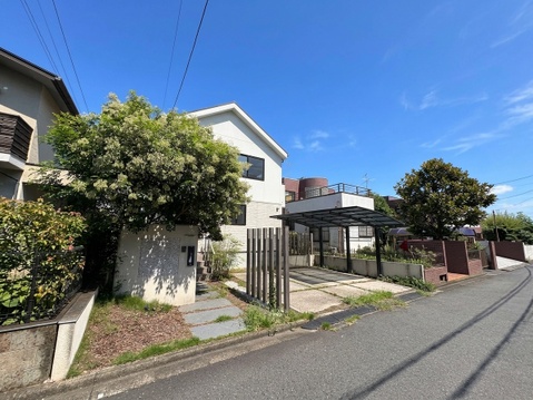戸建て住宅が並ぶ道路沿いの外観