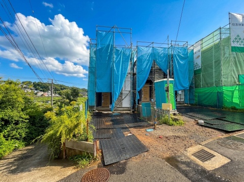建築中の建物と周辺の緑が見える外観