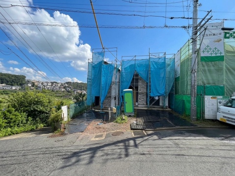 建築中の建物と周辺の道路