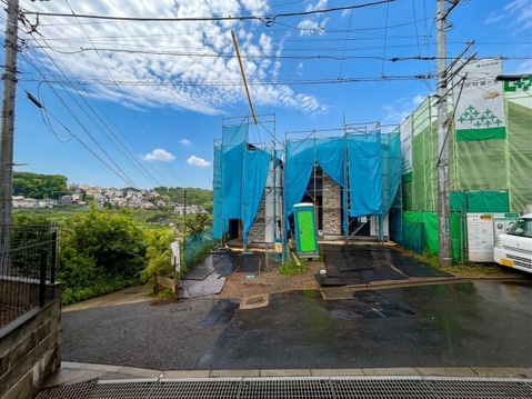 建築中の建物と前面道路