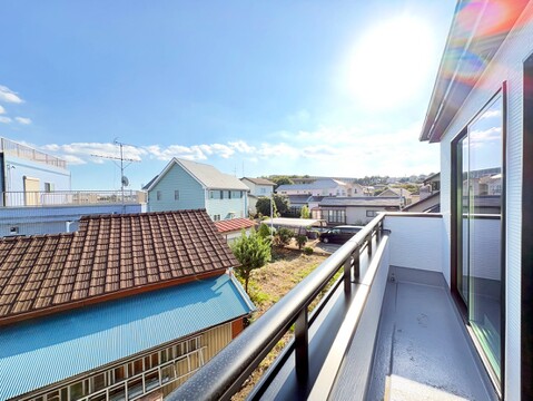 バルコニーから周辺の住宅街を望む