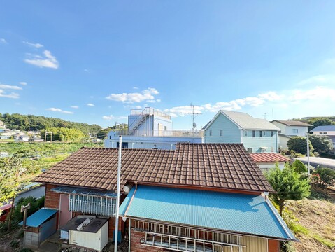 屋根付き住宅と周辺の街並みを望む眺望