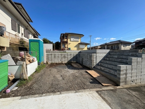 道路に面した敷地入口とブロック塀