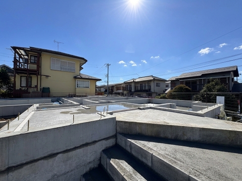 建築中の住宅とコンクリート基礎