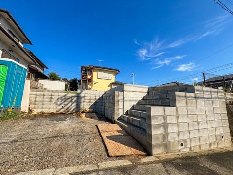 ブロック塀と門扉のある住宅外観