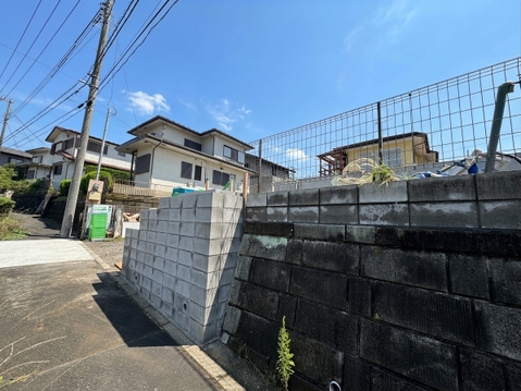 住宅街の道路と石積みの塀