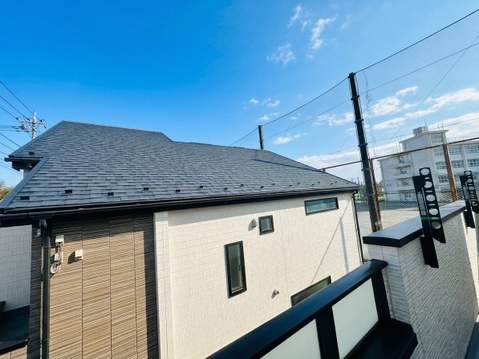 住宅外観と周辺の建物を望む眺め