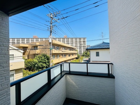 周囲の建物を望むバルコニー