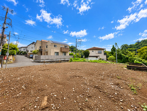 建物周辺の広い更地