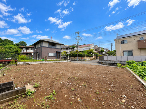 住宅街にある整地前の更地