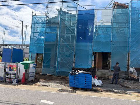 青いシートで覆われた建築中の建物