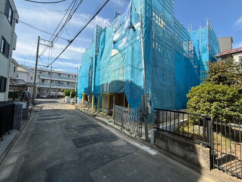 建物外観と周辺の道路を撮影