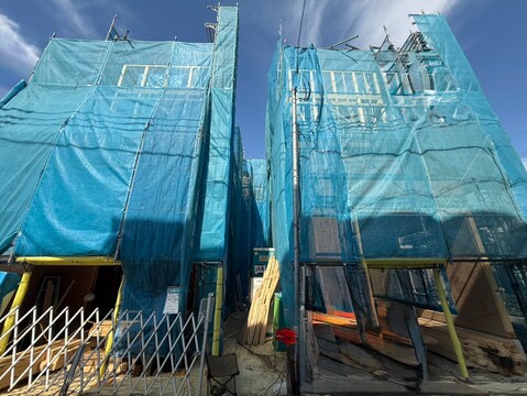 青いネットで覆われた建物の外観