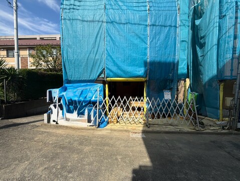 青いシートで覆われた建物の外観