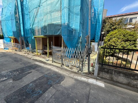 建築中の建物と前面道路の様子