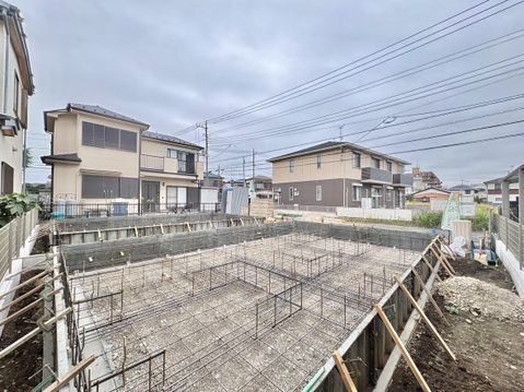 建築中の戸建てと周辺の住宅街