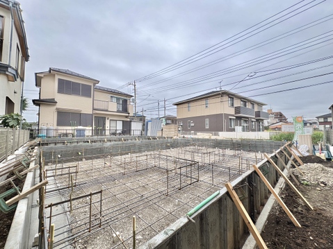 建築中の戸建て住宅と周辺の住宅街