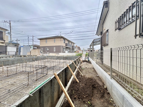 建物脇の細い通路と周辺住宅