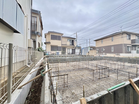 住宅街に面した更地の様子