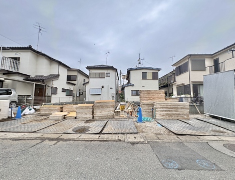 複数の戸建てが並ぶ分譲地の街並み