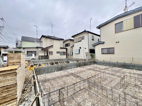 建築中の戸建て住宅と周辺の住宅街