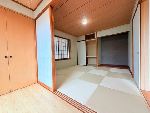 畳敷きの和室と障子のある室内