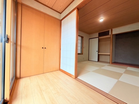 木目調の床と和室が隣接する室内
