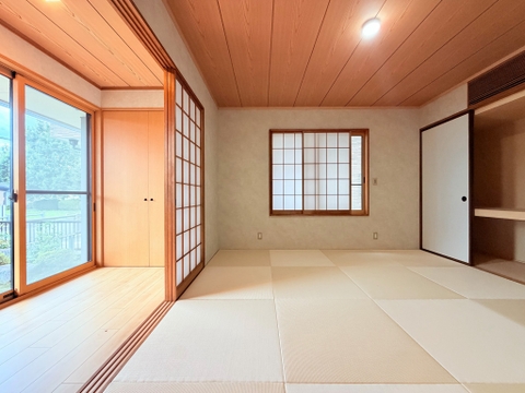 畳敷きの和室障子窓と収納を備える