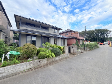 住宅街にある戸建て住宅の外観