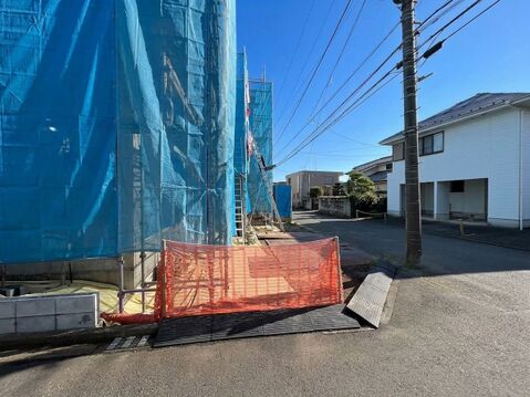 建築中の建物と前面道路の様子