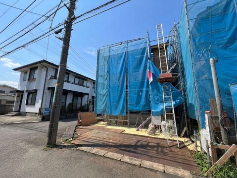 建築中の戸建て住宅と前面道路