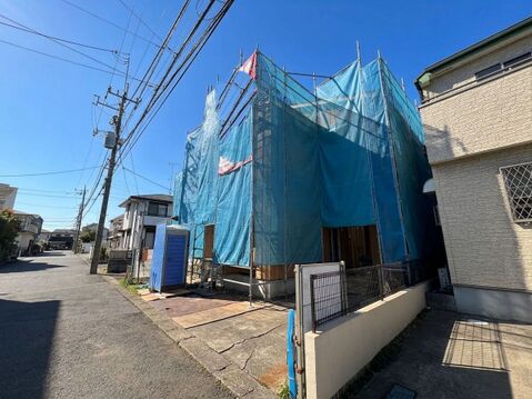 青いネットで覆われた建物の外観