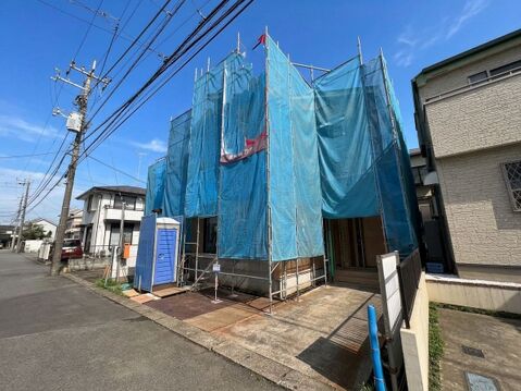 道路沿いに建つ建築中の住宅