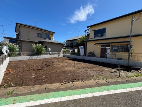 道路に面した戸建て住宅と整地された前庭