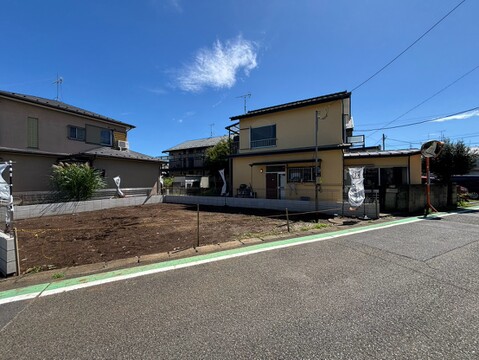 道路沿いに建つ戸建て住宅の外観