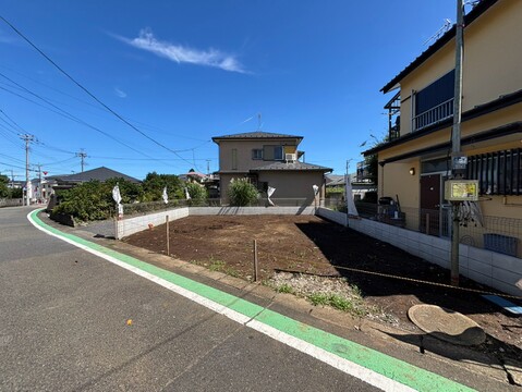 道路沿いの敷地と戸建て住宅
