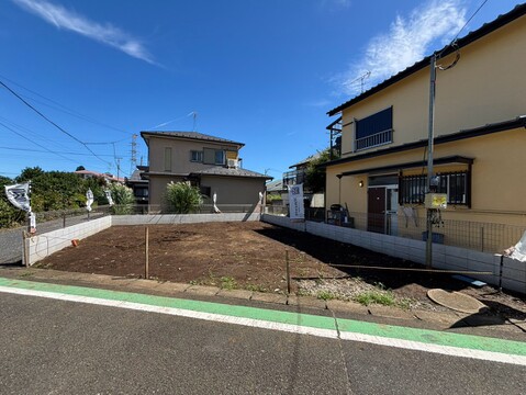 道路沿いの戸建て住宅と敷地