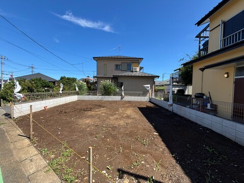 建築中の戸建てと整地された敷地