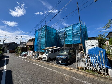 建築中の建物と前面道路の様子