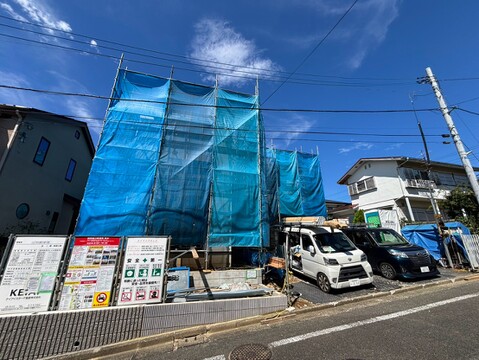 建築中の建物と前面道路の様子