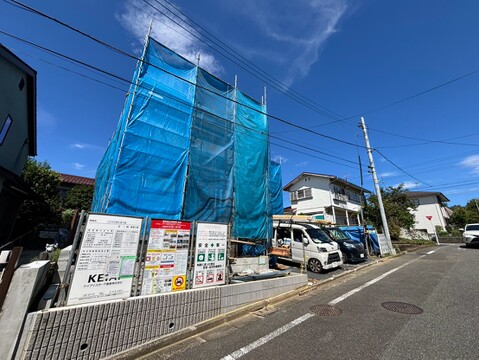 建築中の建物と前面道路