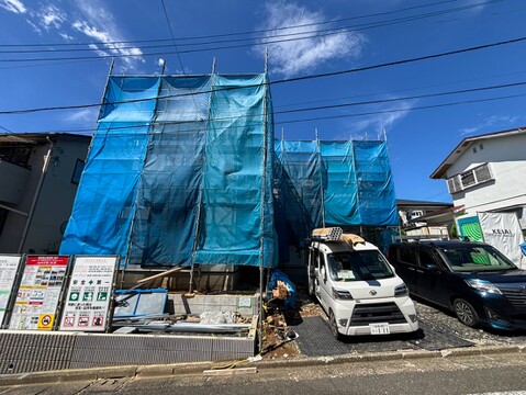 建築中の建物と前面道路、駐車スペース