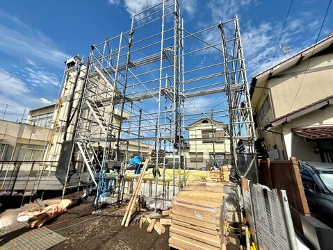 建築中の建物と周囲の街並み