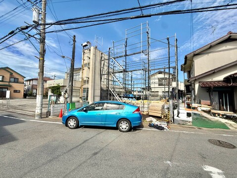 前面道路と周辺の建物を望む街並み