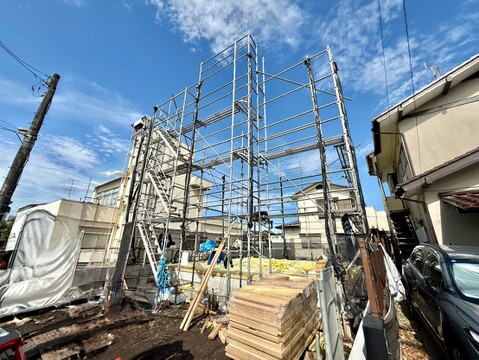 建築中の建物と足場の様子