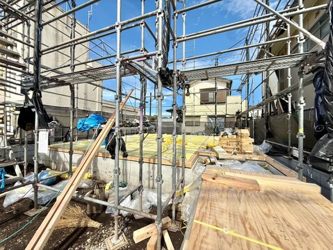 建築中の建物と足場