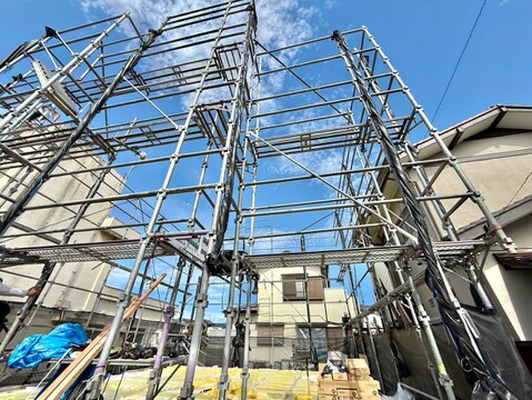 建築中の建物と足場の様子