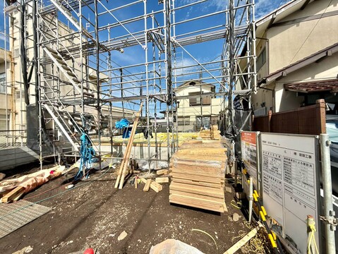 建築中の建物と資材が置かれた前面道路