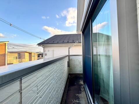 建物側面に沿った細長いバルコニー